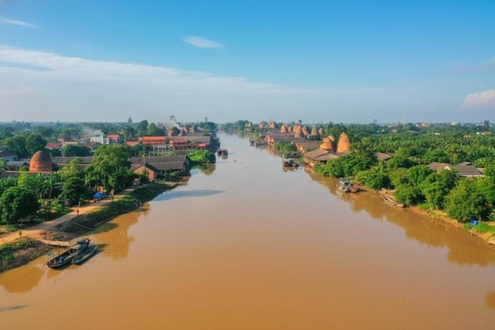 Du lịch Vĩnh Long l&agrave; h&agrave;nh tr&igrave;nh th&uacute; vị để kh&aacute;m ph&aacute; miệt vườn s&ocirc;ng nước y&ecirc;n b&igrave;nh, đậm chất miền T&acirc;y Nam Bộ